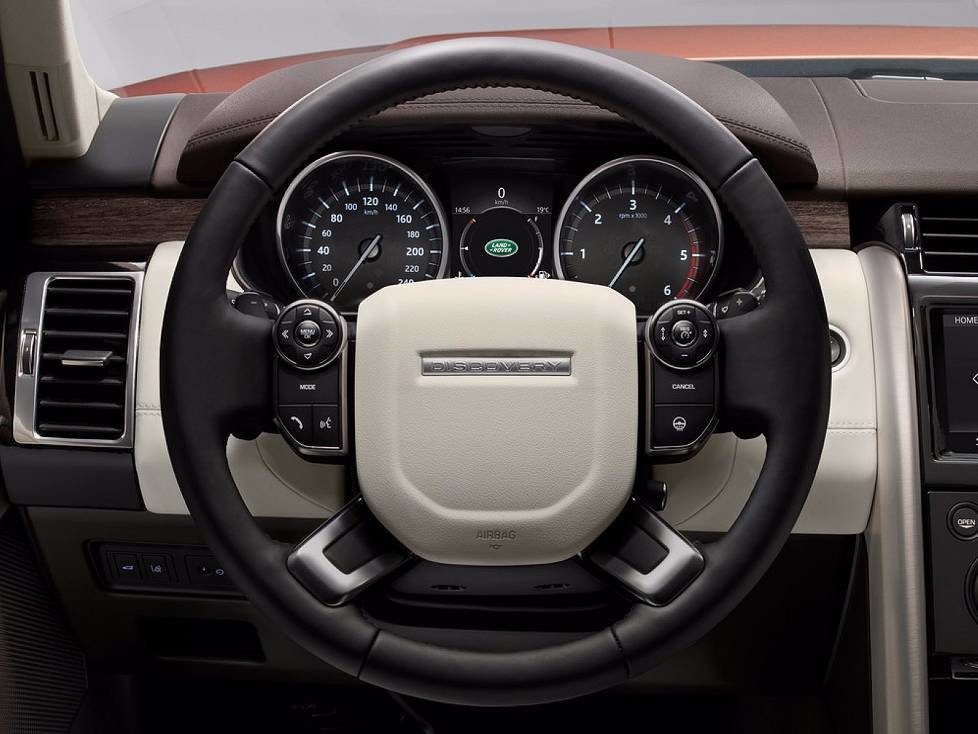 Cockpit des Land Rover Discovery 5 2017