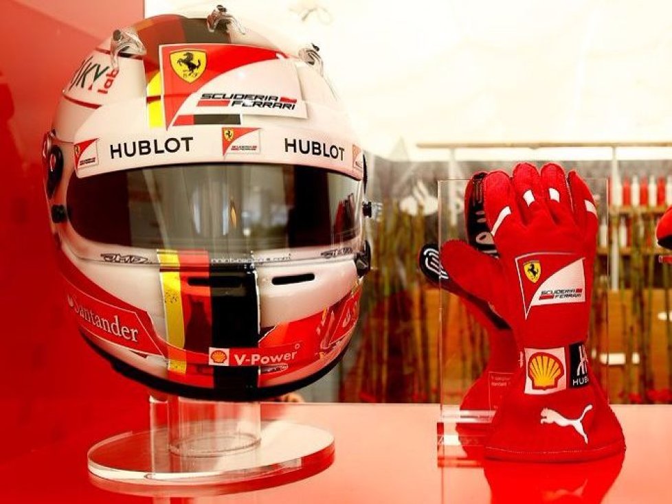 Helm, Handschuhe von Sebastian Vettel