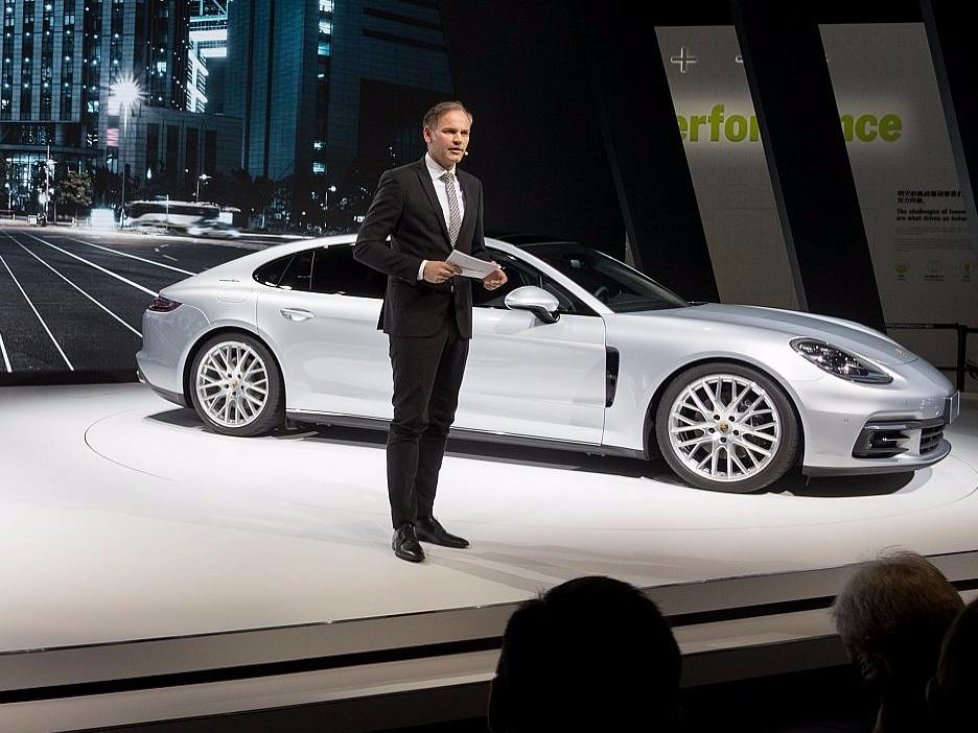 Oliver Blume, Vorstandsvorsitzender der Porsche AG, präsentiert den Panamera Sport Turismo und den neuen Panamera Executive (China-Version)