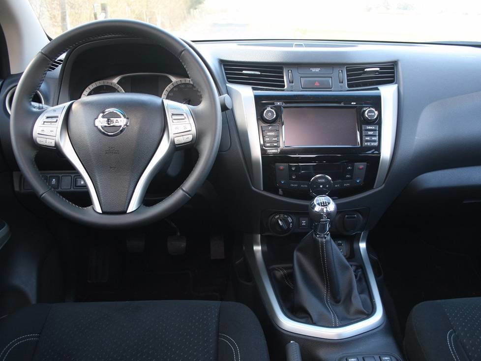 Innenraum und Cockpit des Nissan Navara Double Cab