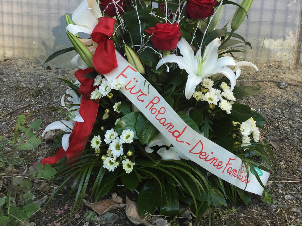 Blumengedeck für Roland Ratzenberger in Imola