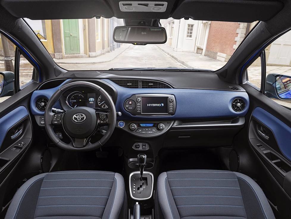 Innenraum und Cockpit des Toyota Yaris 2017