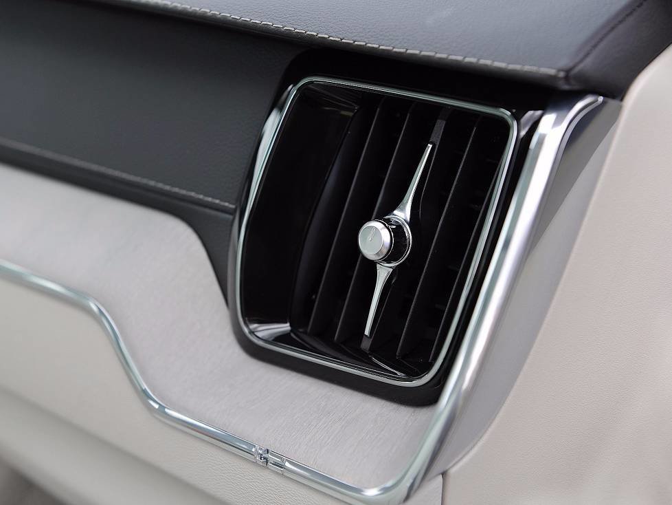 Detail im Innenraum des Volvo XC60 (2017): Schwedenflagge als Dehnungsfuge