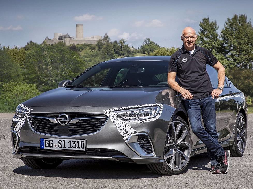 Opel-Performance- und Motorsportdirektor Volker Strycek mit dem Insignia GSi (Vorserienfahrzeug) am Nürburgring
