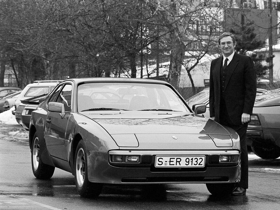 Peter W. Schutz vor einem Porsche 944 Anfang 1982 im Werk 1 in Stuttgart-Zuffenhausen