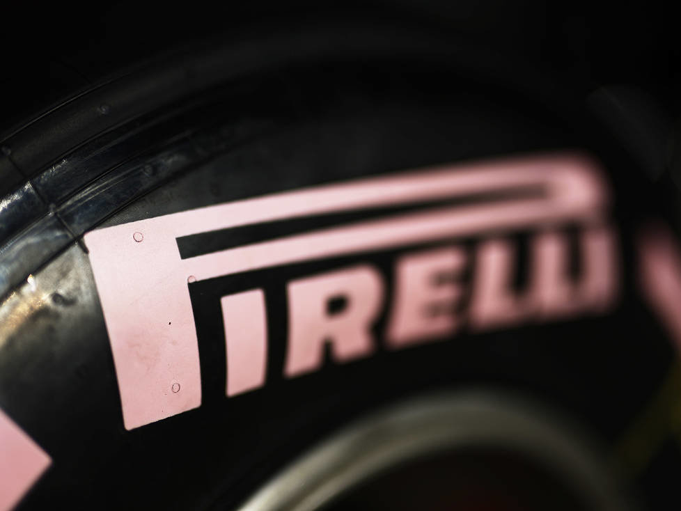 Pirelli-Reifen mit pinkem Schriftzug