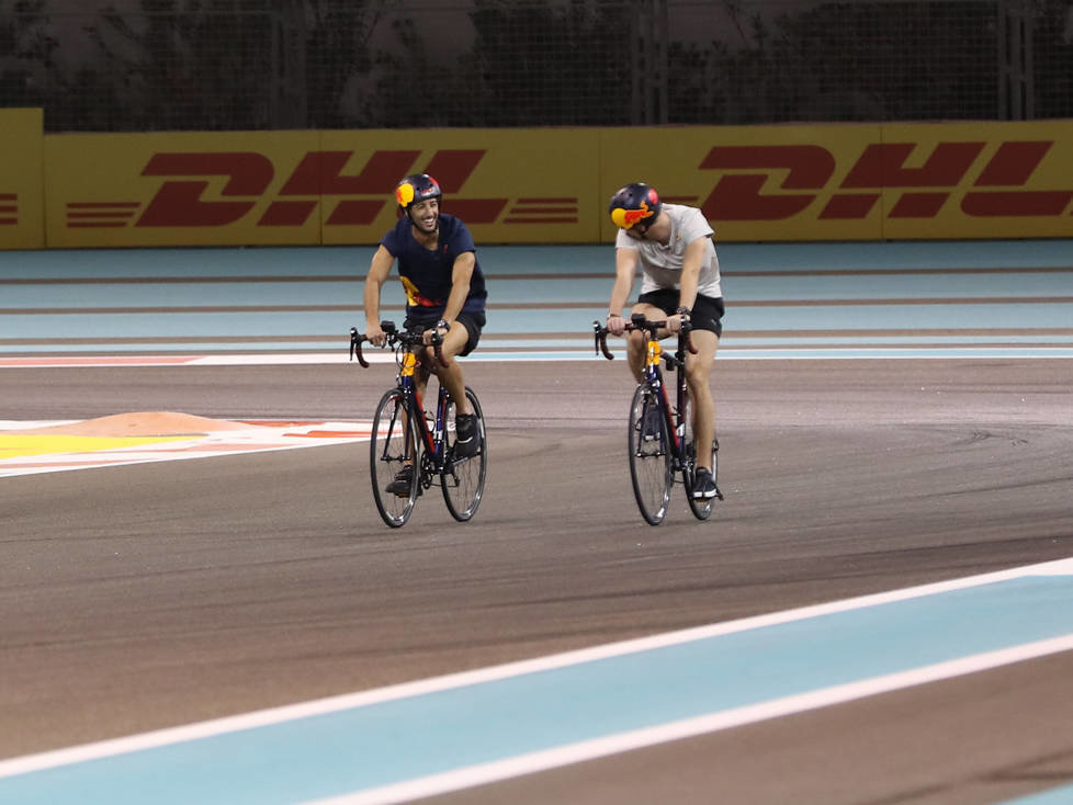 Daniel Ricciardo mit Fahrrad auf der Strecke