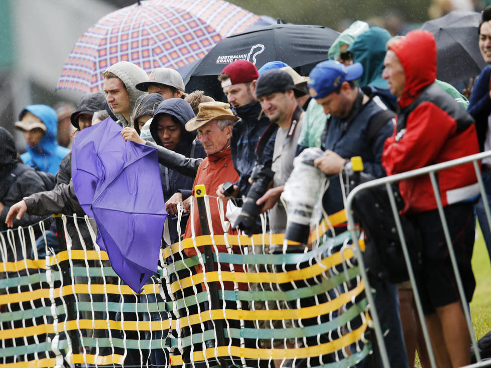 Formel-1-Fans in Melbourne im Regen