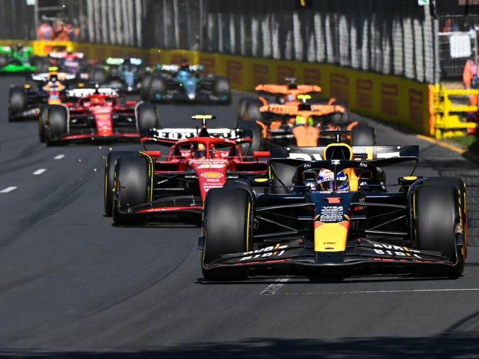 Max Verstappen im Red Bull führt in der Startphase des Formel-1-Rennens in Australien 2024