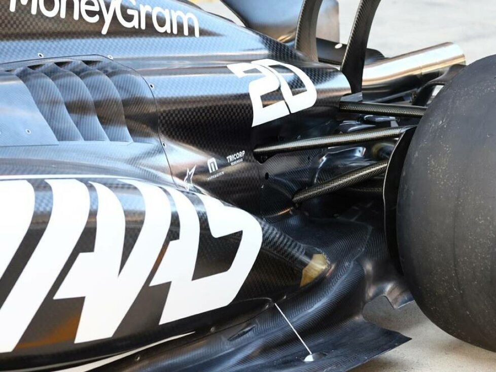 Motorhaube und Hinterrad-Aufhängung am Haas VF-24 beim Formel-1-Rennen in China 2024