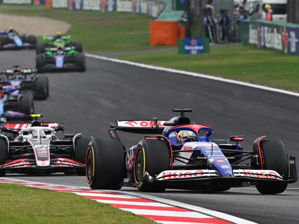Dafür gab's Ärger: Daniel Ricciardo vor Nico Hülkenberg