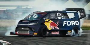 The Stig driftet Ford SuperVan auf Top Gear-Test Track