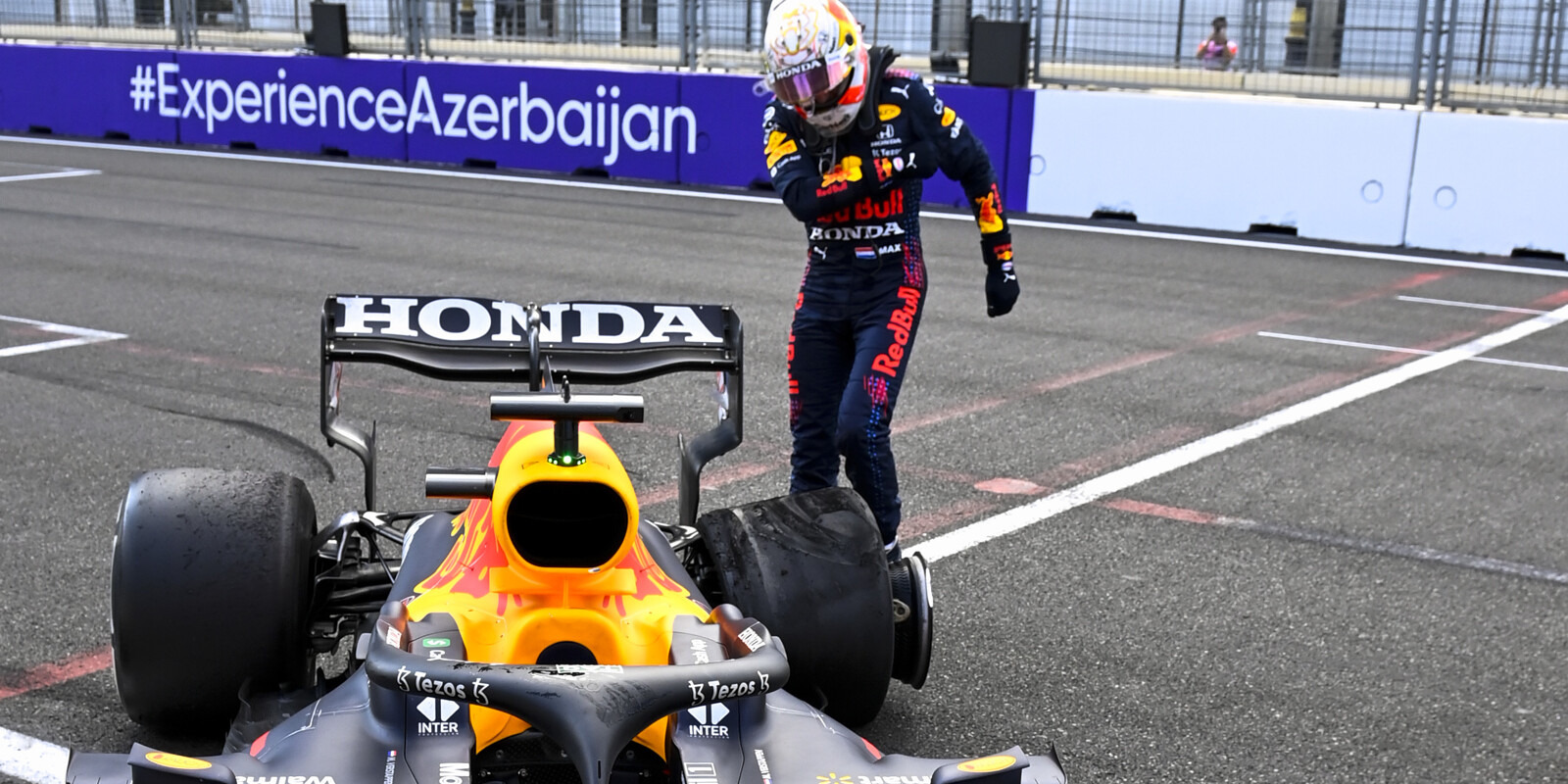 F1-Rennen Baku 2021 Reifenschaden kostet Verstappen den Sieg!