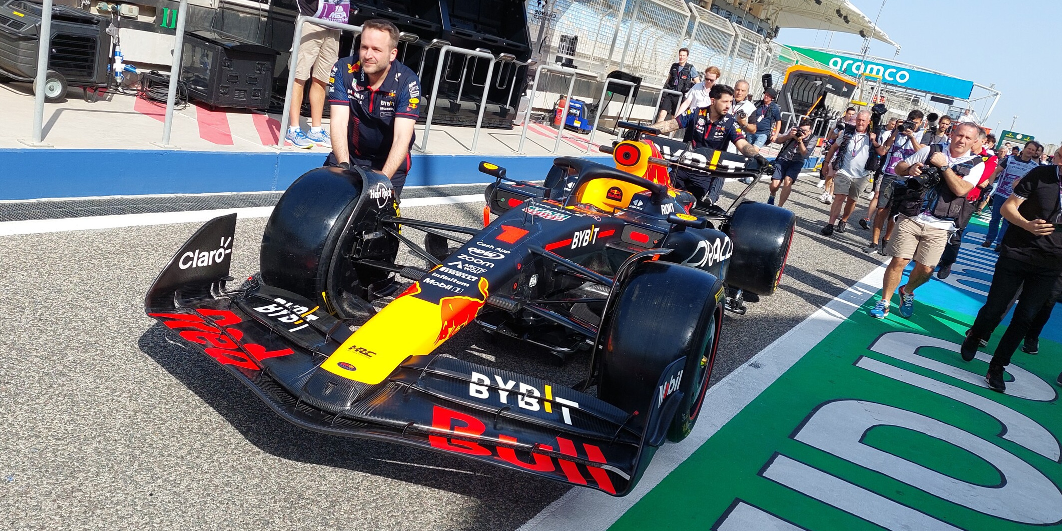 Jetzt endlich Neuer Red Bull RB19 debütiert bei Formel-1-Test in Bahrain