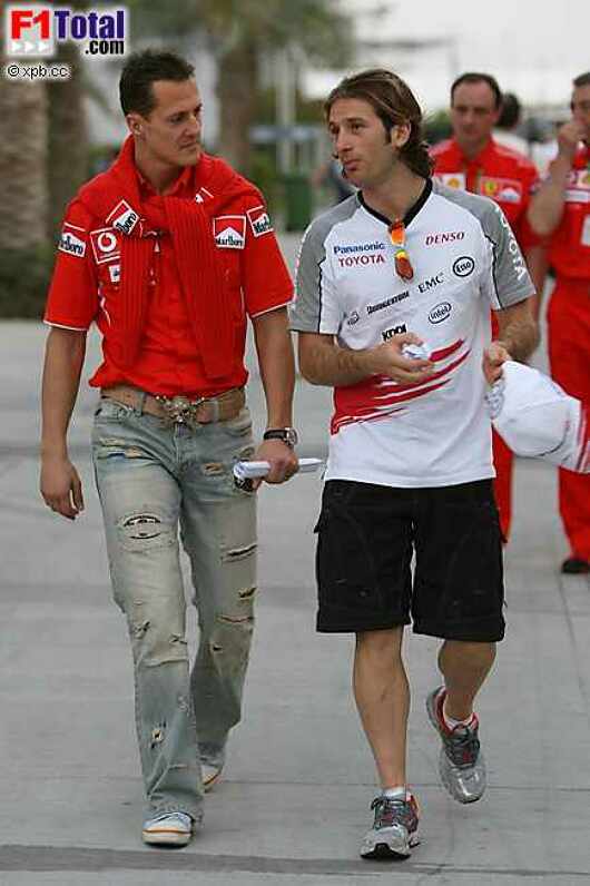 Michael Schumacher (Ferrari) und Jarno Trulli (Toyota)