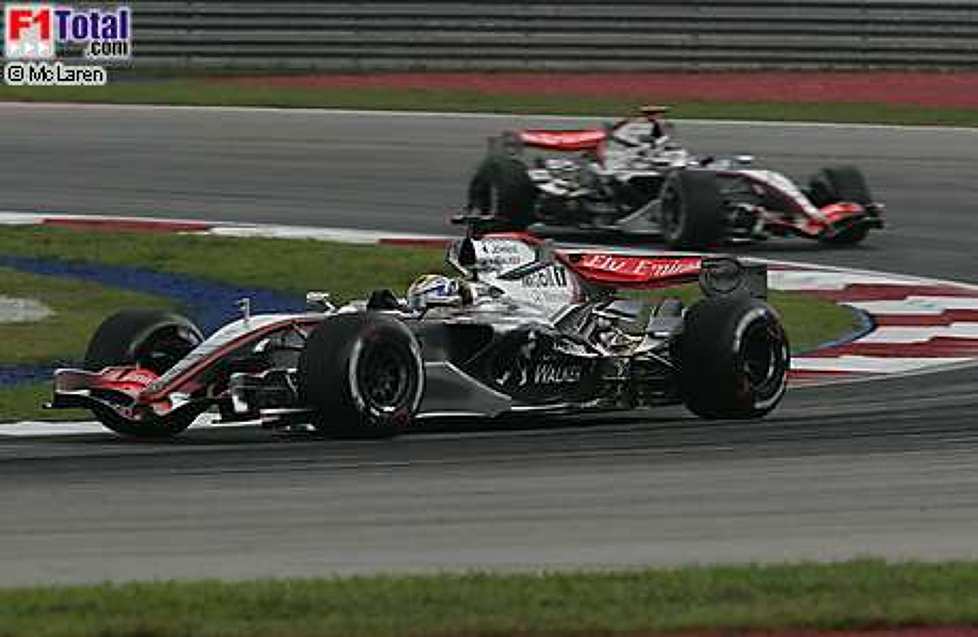 Juan-Pablo Montoya vor Kimi Räikkönen (McLaren-Mercedes)