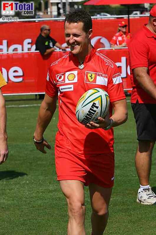Michael Schumacher (Ferrari) spielt Rugby