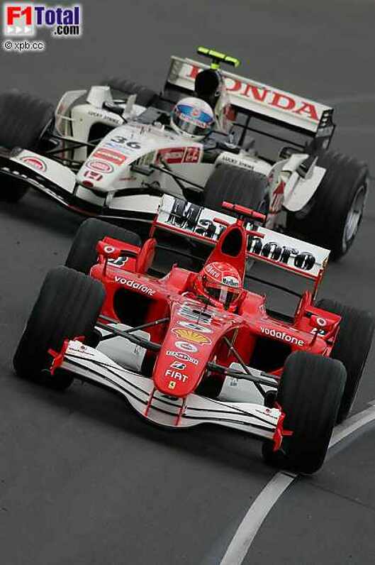 Anthony Davidson (Testfahrer) (Honda Racing F1 Team) hinter Michael Schumacher (Ferrari)