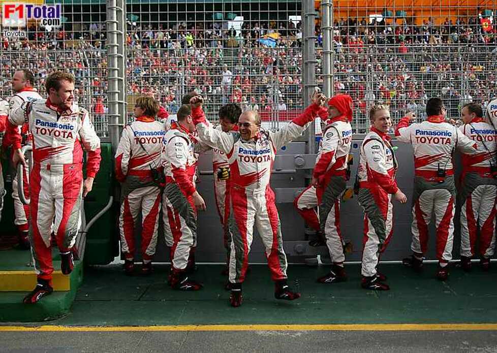 Das Toyota-TEam jubelt Ralf Schumacher entgegen