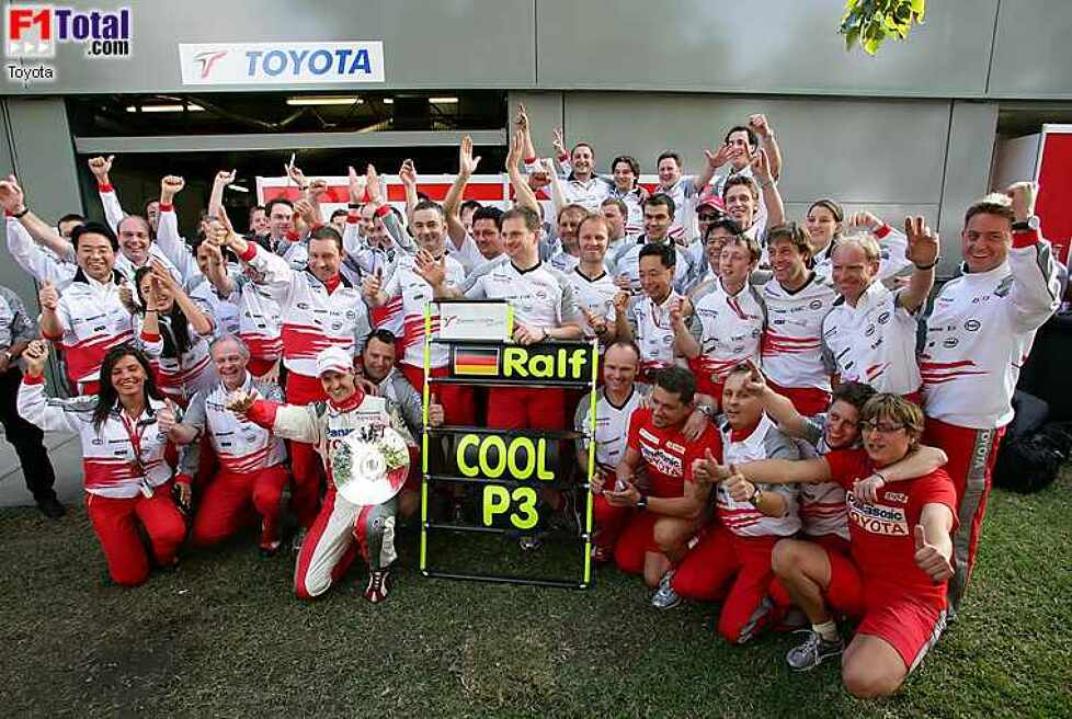 Freude bei Ralf Schumacher und dem Toyota-Team
