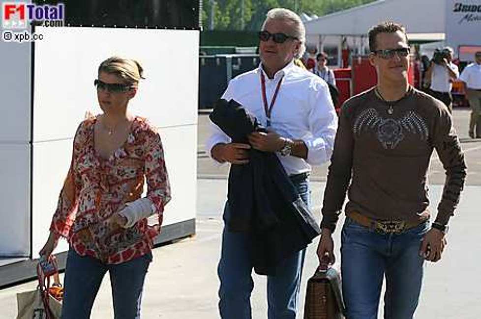 Michael Schumacher (Ferrari) mit Frau Corinna und Manager Willi Weber