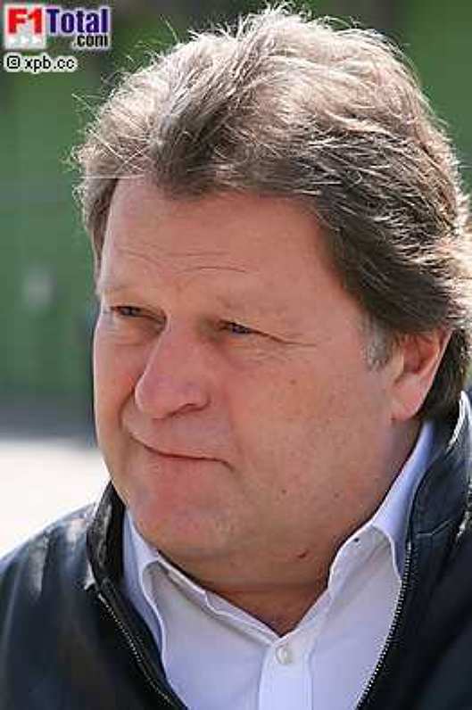 Norbert Haug (Mercedes-Motorsportchef) (McLaren-Mercedes)