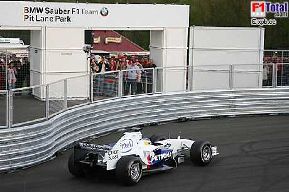 Nick Heidfeld (BMW Sauber F1 Team) im Pit Lane Park