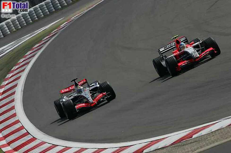 Adrian Sutil (Testfahrer) (MF1 Racing), Juan-Pablo Montoya (McLaren-Mercedes)