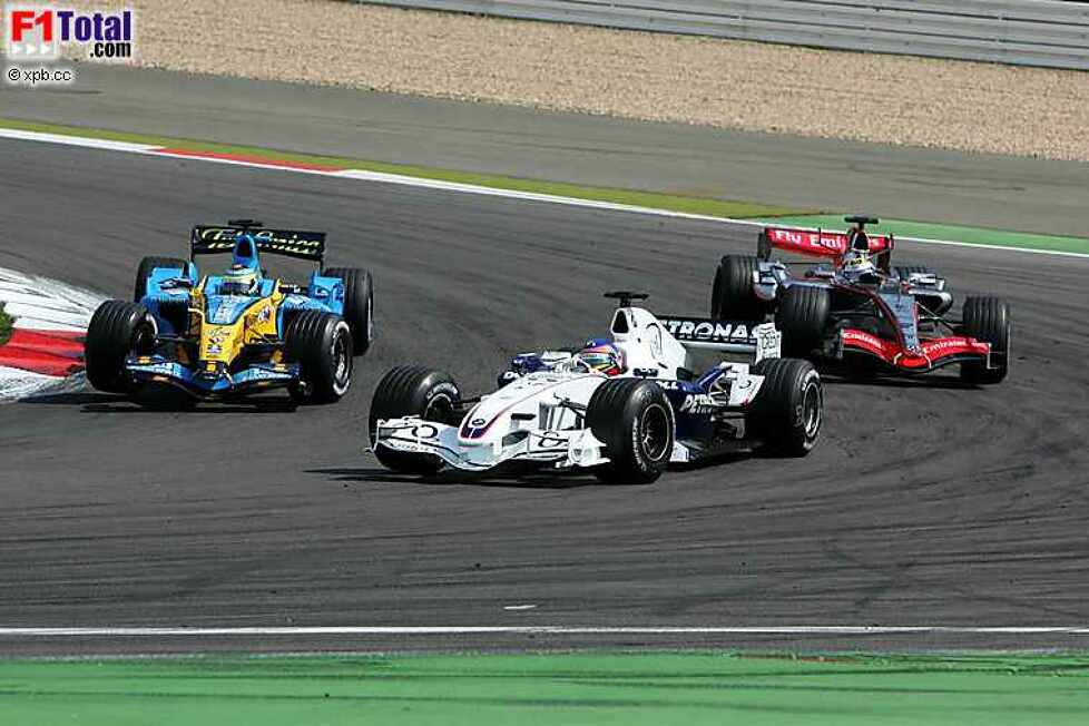 Giancarlo Fisichella (Renault), Jacques Villeneuve (BMW Sauber F1 Team), Juan-Pablo Montoya (McLaren-Mercedes)