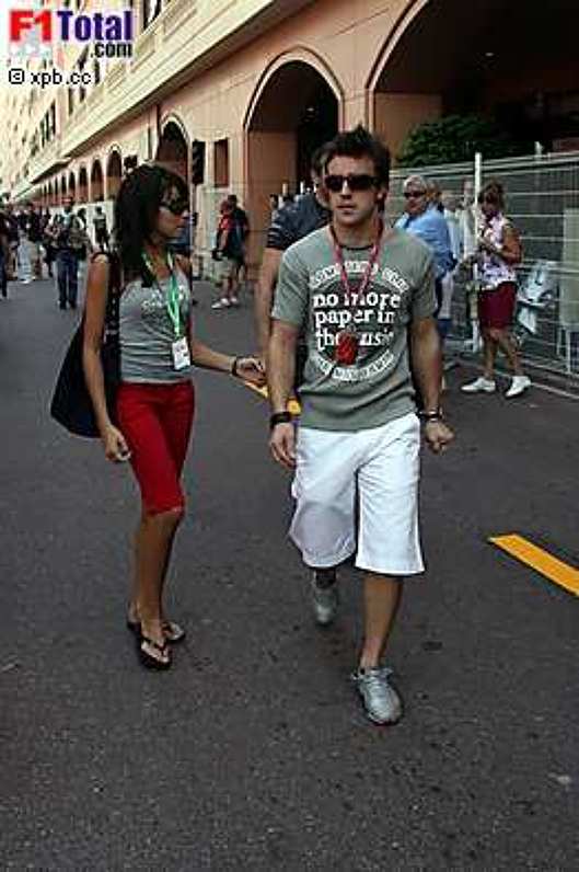 Fernando Alonso (Renault) mit Freundin