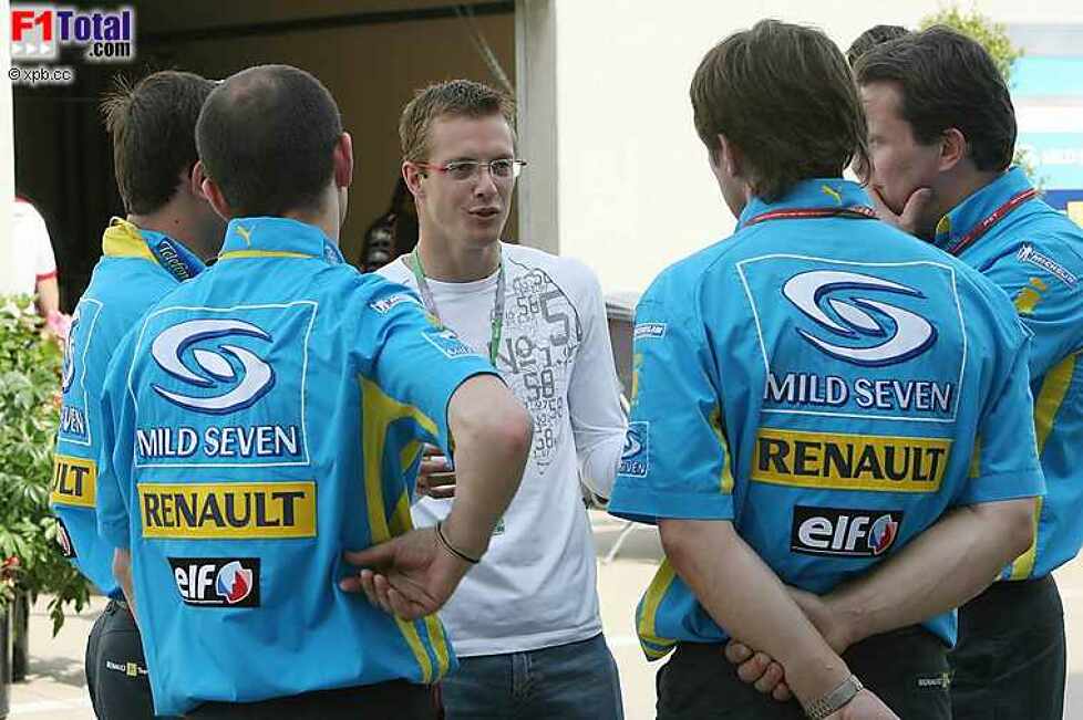 ChampCar-Meister Sebastian Bourdais umringt von Renault-Leuten