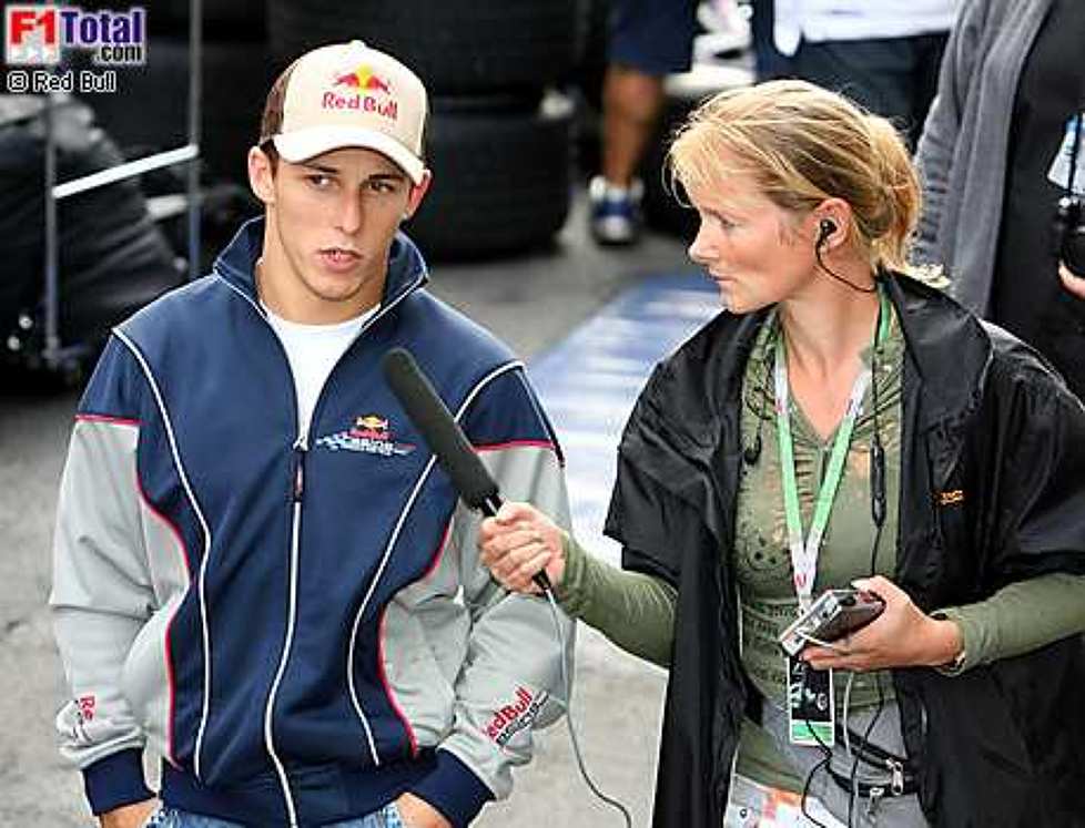 Christian Klien (Red Bull Racing) und 'F1Total.com'-Reporterin Inga Stracke