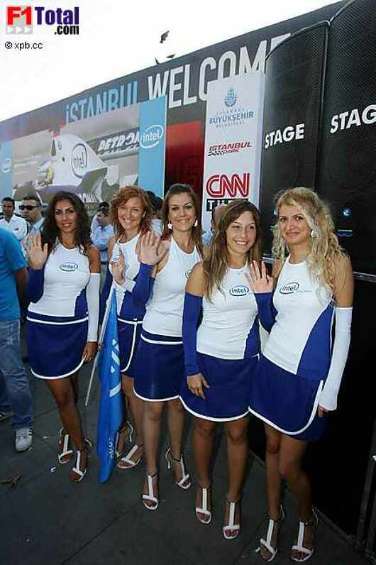 Girls bei einer Promotion-Veranstaltung eines BMW Sauber F1 Team Sponsors