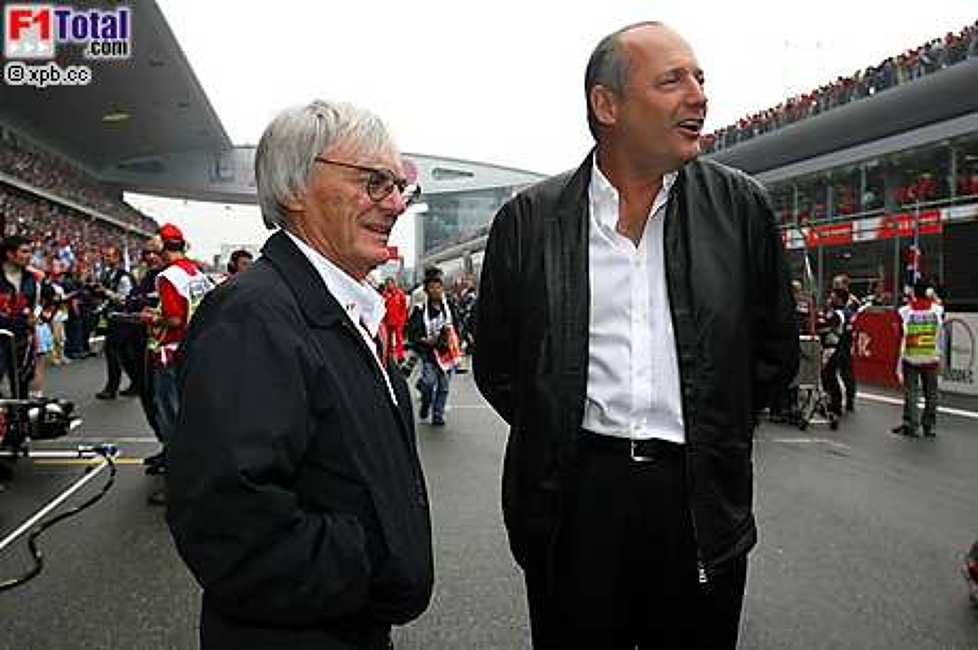 Bernie Ecclestone (Formel-1-Chef), Ron Dennis (Teamchef) (McLaren-Mercedes)