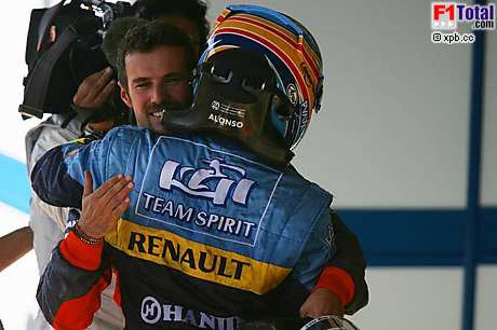 Fernando Alonso (Renault), Tiago Monteiro (MF1 Racing)