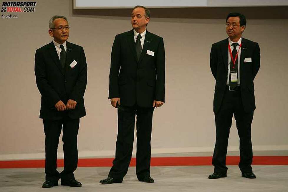  Tsutomu Tomita (Teamchef) und John Howett (Teampräsident) (Toyota)