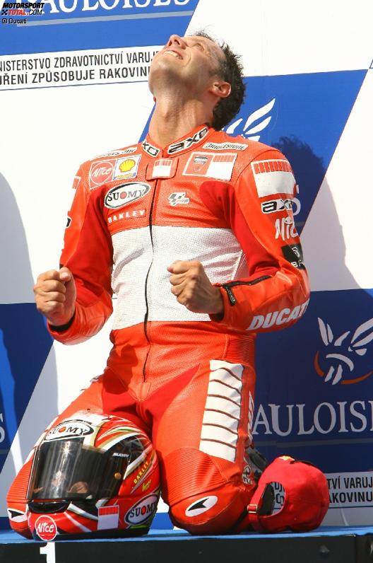 Loris Capirossi (Ducati) freut sich über den Sieg