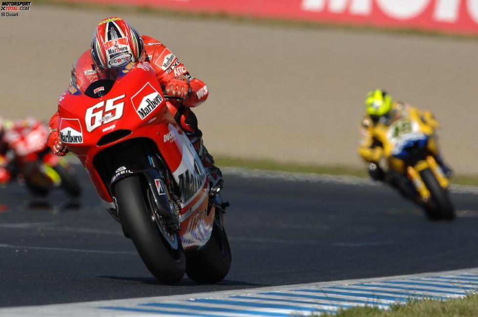 Loris Capirossi (Ducati) vor Valentino Rossi (Yamaha)