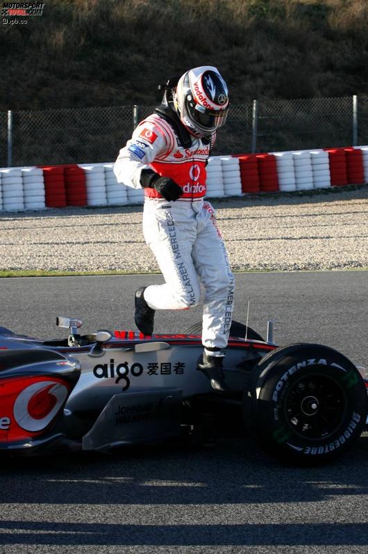 Fernando Alonso (McLaren-Mercedes) bleibt auf der Strecke stehen
