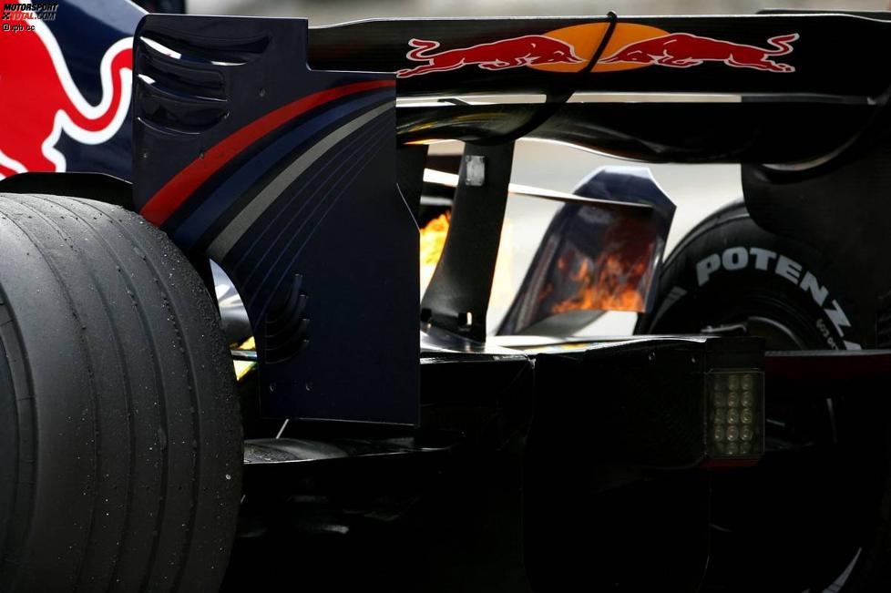 Feuer am Heck des Red Bull Racing RB3