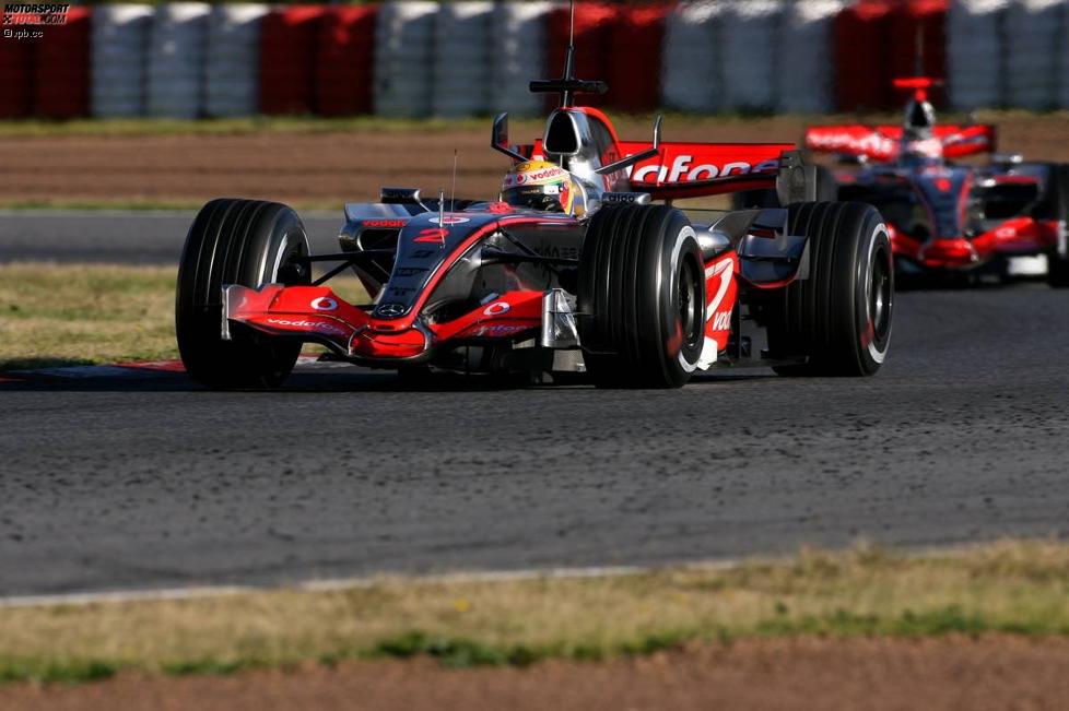 Lewis Hamilton vor Fernando Alonso (McLaren-Mercedes)