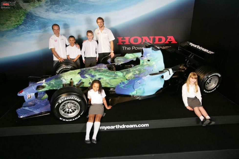 Die Honda-Fahrer mit einigen Kindern