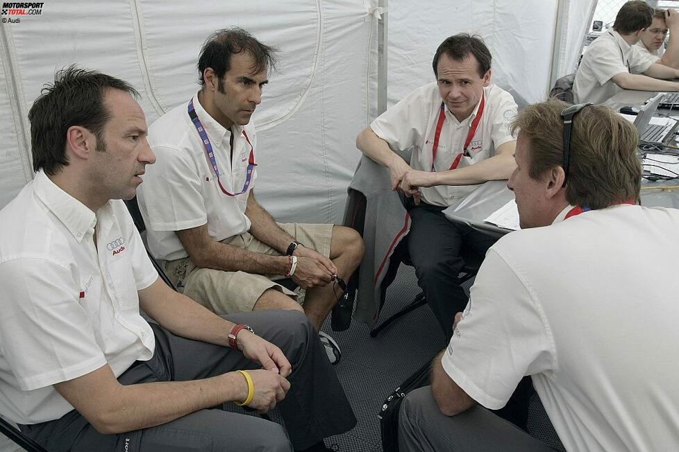 Marco Werner, Emanuele Pirro und Frank Biela bei einem Meeting mit Renningenieur Ed Turner