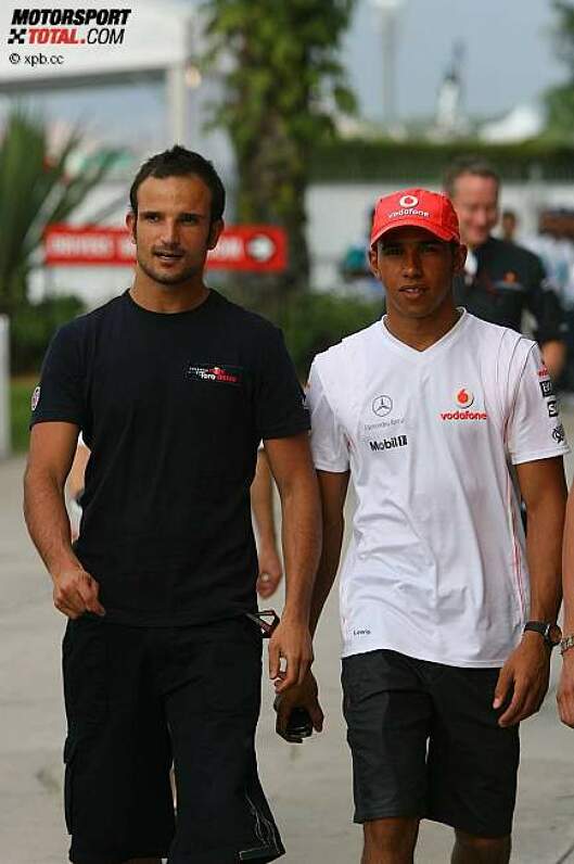  Vitantonio Liuzzi (Toro Rosso) und Lewis Hamilton (McLaren-Mercedes) 