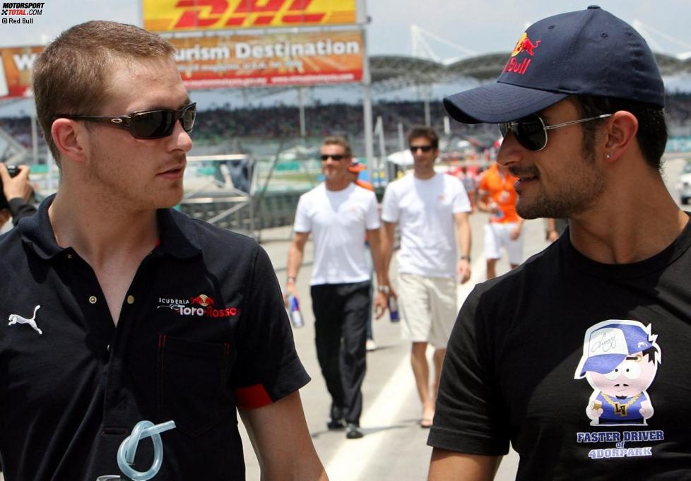 Scott Speed und Vitantonio Liuzzi (Toro Rosso), im Hintergrund David Coulthard und Mark Webber (Red Bull)