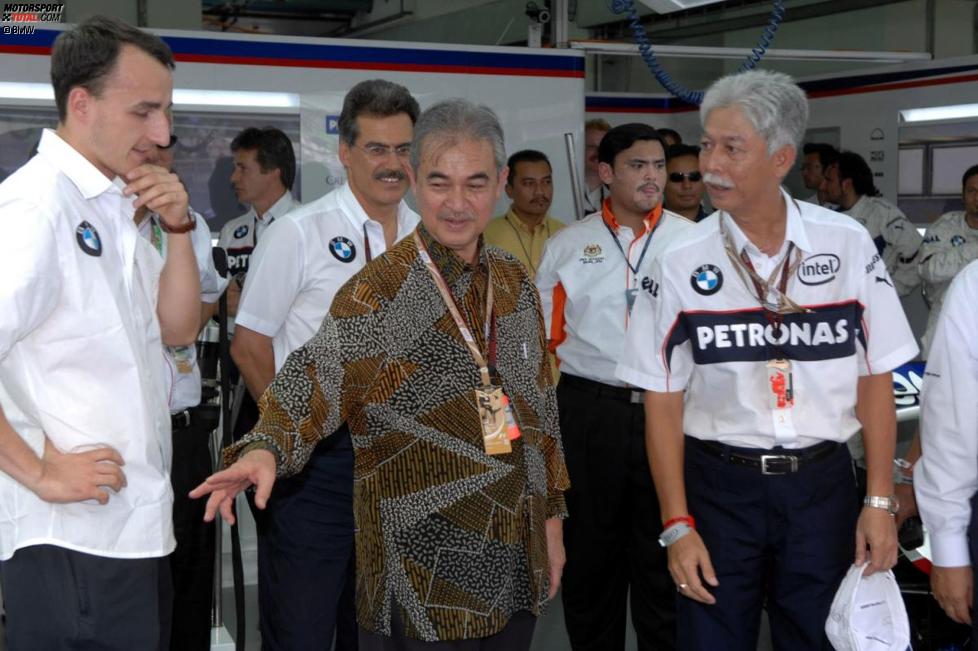 Malaysias Premierminister Dato Seri Abdullah Hj Ahmad Badawi und Petronas-CEO Tan Sri Mohd Hassan Marican besuchen das BMW Sauber F1 Team