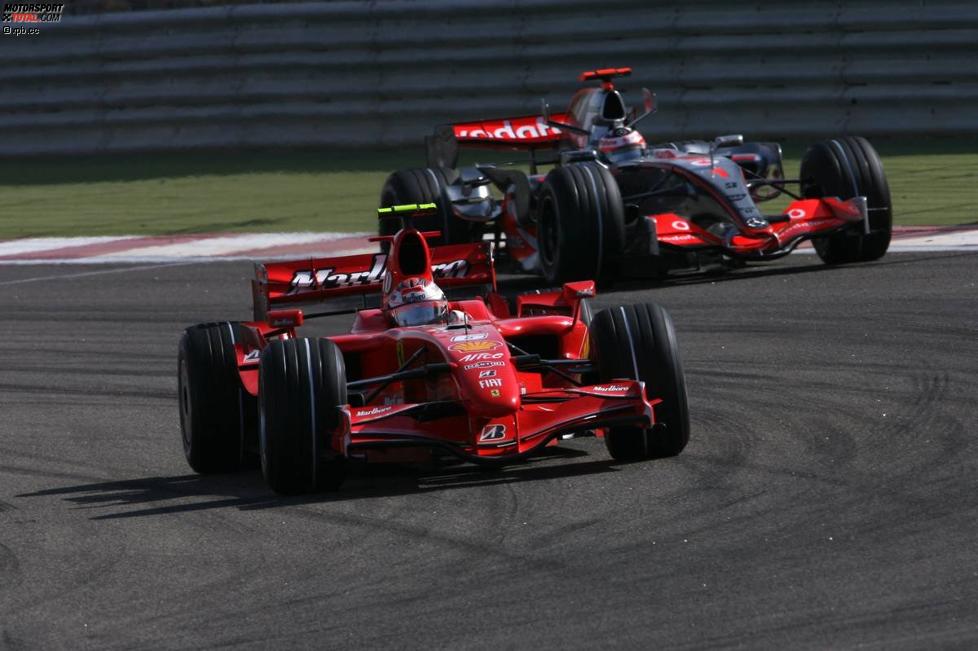 Kimi Räikkönen (Ferrari) vor Fernando Alonso (McLaren-Mercedes) 