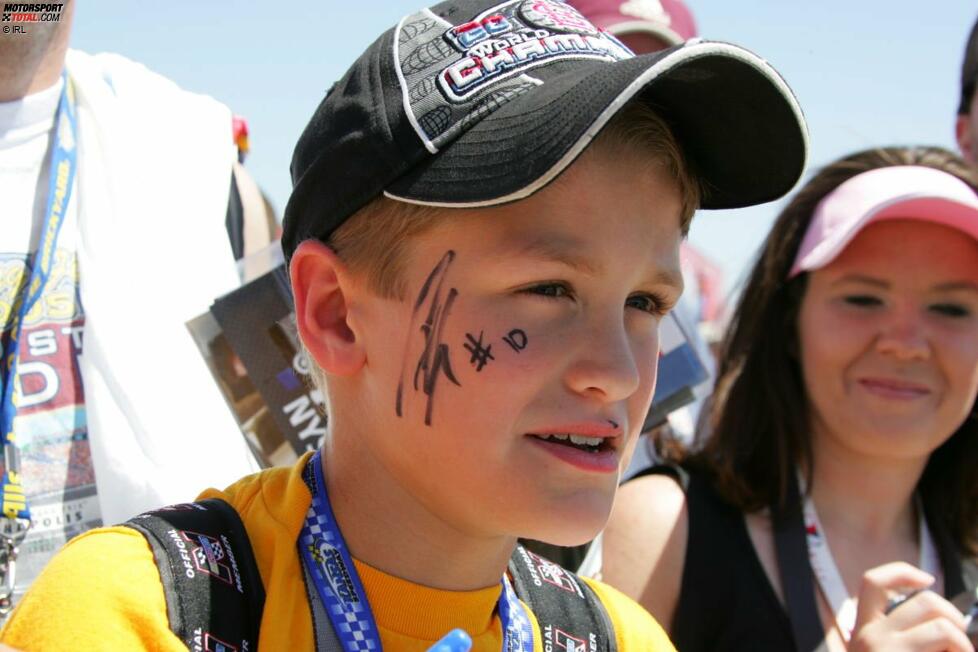 Ein Fan mit einem Autogramm von Marco Andretti im Gesicht