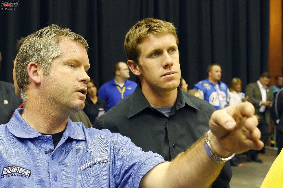 Carl Edwards (rechts) beobachtet die Pit Crew Challenge 2007 mit seinem Crew Chief Bob Osborne