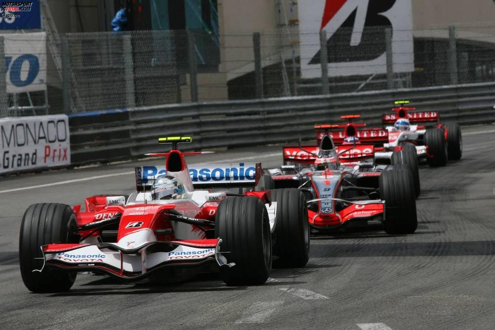 Jarno Trulli (Toyota) vor Fernando Alonso (McLaren-Mercedes) 